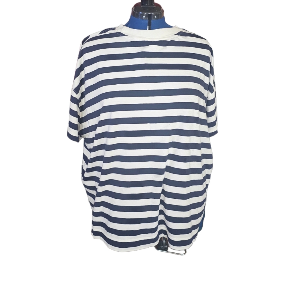 Old Navy, navy blue/white cotton tee shirt. 100 percent cotton, size 3X